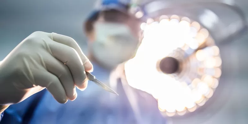 LAS LÁMPARAS QUIRÚRGICAS EN CIRUGÍA: ILUMINANDO EL CAMINO HACIA UNA PRÁCTICA SEGURA