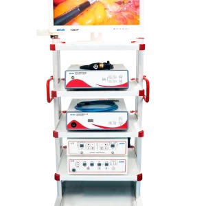 Torre de laparoscopia con monitor, equipo médico para cirugía laparoscópica dentro del equipamiento hospitalario.
